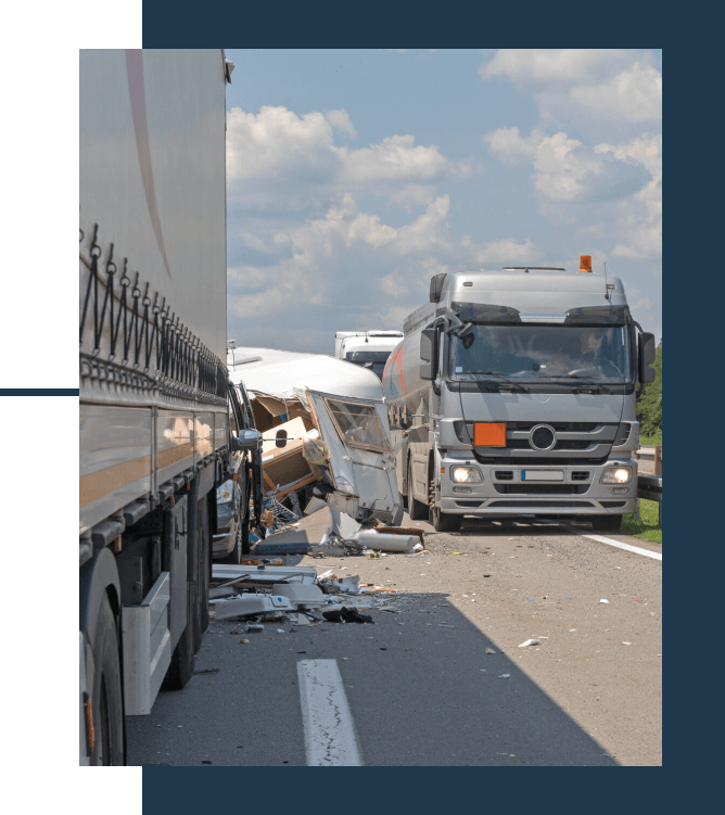 A look of an accident of a vehicle with trucks passing through